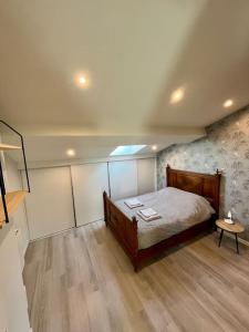 a bedroom with a bed and a skylight at Charmant appartement à Roanne in Roanne