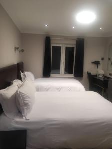 Postel nebo postele na pokoji v ubytování Aachen Hotel