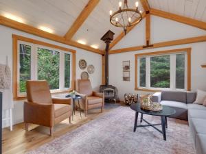 Posezení v ubytování La Chataigne - Wilderness waterfront escape