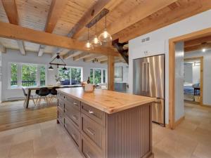 Kuchyň nebo kuchyňský kout v ubytování La Chataigne - Wilderness waterfront escape + 61 fotografií