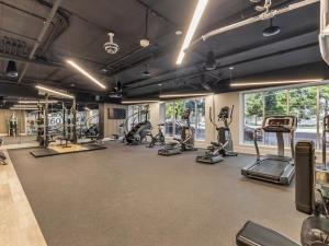 Pusat kecergasan dan/atau kemudahan kecergasan di Apt in Heart of SLC - King Bed - Gym - Smart TV