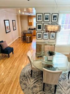 Afbeelding uit fotogalerij van Suites at V Street in Washington