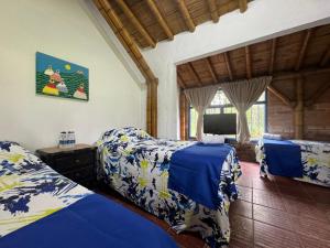 Postel nebo postele na pokoji v ubytování Finca Hotel San Cristobal Quindio