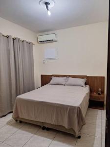 a bedroom with a bed in a room at Apartamento Ipês- Excelente localização in Corumbá
