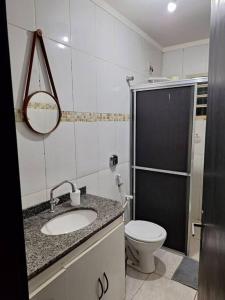 a bathroom with a toilet and a sink and a shower at Apartamento Ipês- Excelente localização in Corumbá