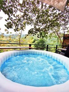 Bazén v ubytování Allegro Eco Glamping nebo v jeho okolí
