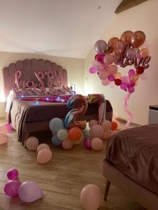 ein Zimmer mit Ballons und einem Bett mit einem Haufen Ballons in der Unterkunft Attic room in Neapel