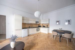 Cozy & Central Located Apartment w' Terrace 1066 Budapest, 6 Teréz körút kép - 2