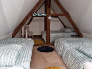 Zimmer mit 2 Betten im Dachgeschoss in der Unterkunft L'Aupinouse Chambre double ( ou triple ) Bouton d'Or avec salle d'eau privative in La Suze-sur-Sarthe + 16 Fotos