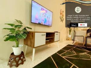 TV a/nebo společenská místnost v ubytování Tulip Hijau Homestay - Bukit Beruntung - 4Bedrooms