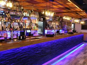 bar z fioletowymi światłami na ladzie baru w obiekcie Golden Palm Resort - Carnival - Coastal Caravan Breaks w mieście Chapel St Leonards