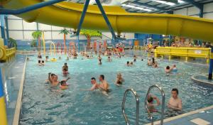 grupa ludzi w basenie w obiekcie Golden Palm Resort - Carnival - Coastal Caravan Breaks w mieście Chapel St Leonards