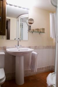 La salle de bains est pourvue d'un lavabo et d'un miroir. dans l'établissement La Casa del tío Americano, à Albarracín