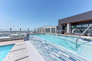 Bazén v ubytování Luxury Building - DT SLC - Heated Pool - Parking nebo v jeho okolí