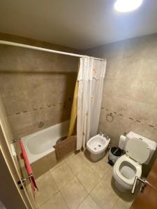 ein Badezimmer mit Toilette, Badewanne und Waschbecken in der Unterkunft Depto Plaza Belgrano 14 Y 38 in La Plata + 3 Fotos