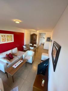 ein Wohnzimmer mit Sofa und Tisch in der Unterkunft Depto Plaza Belgrano 14 Y 38 in La Plata