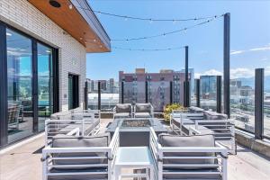Balkón nebo terasa v ubytování Luxury Building - DT SLC - Heated Pool - Parking
