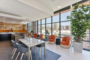 Posezení v ubytování Luxury Building - DT SLC - Heated Pool - Parking