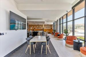 Posezení v ubytování Luxury Building - DT SLC - Heated Pool - Parking
