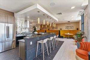 Kuchyň nebo kuchyňský kout v ubytování Luxury Building - DT SLC - Heated Pool - Parking