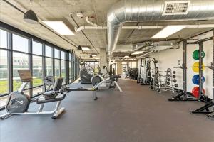 Fitness centrum a/nebo fitness zařízení v ubytování Luxury Building - DT SLC - Heated Pool - Parking