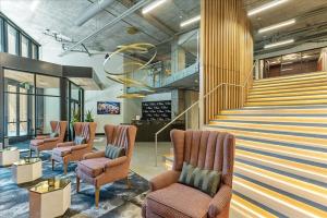 Posezení v ubytování Luxury Building - DT SLC - Heated Pool - Parking