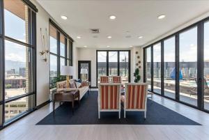 Posezení v ubytování Luxury Building - DT SLC - Heated Pool - Parking