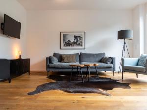 een woonkamer met een bank en een haaienkleed bij the 11A in Baden-Baden