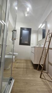 Ένα μπάνιο στο The Stopover Suite House 2