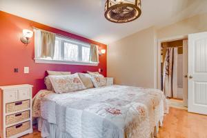 Ένα ή περισσότερα κρεβάτια σε δωμάτιο στο Waterfront Lake Webb Cabin Rental with Dock and Views!
