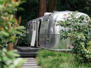 AutoCamp Sonoma外面的花园