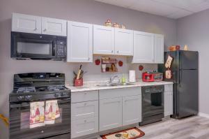 Η κουζίνα ή μικρή κουζίνα στο Downtown Del Norte Getaway Near Penitente Canyon!