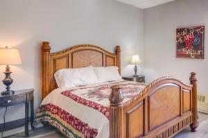 Ένα ή περισσότερα κρεβάτια σε δωμάτιο στο Downtown Del Norte Getaway Near Penitente Canyon!