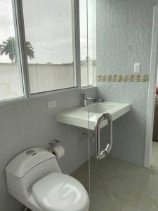 a bathroom with a toilet and a sink and a shower at Apartamento Moderno con vista a calle, Piso 3, #12 in Machala