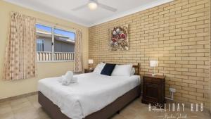 En eller flere senge i et værelse på Basic Beachside Hideaway