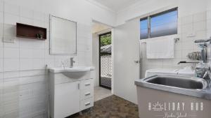 Et badeværelse på Basic Beachside Hideaway