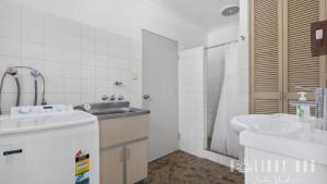 Et badeværelse på Basic Beachside Hideaway