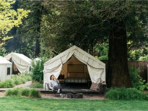 AutoCamp Sonoma外面的花园