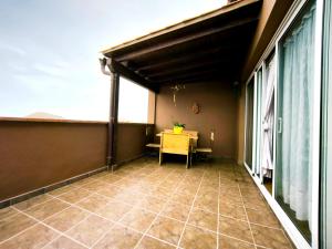 un balcón vacío con una mesa y una ventana en Casa Zamora, en Los Realejos