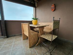 una mesa y una silla con un jarrón. en Casa Zamora, en Los Realejos