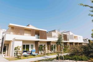 朱利亚诺瓦Suite du Parc & Hotel的房屋的一侧设有木板