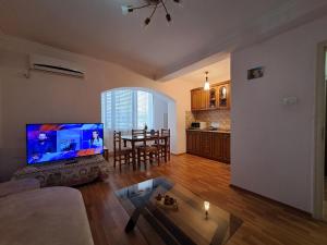 シュコダルにあるGjoni's Apartment Shkoderのソファとテーブルのあるリビングルーム