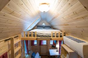 Ένα ή περισσότερα κρεβάτια σε δωμάτιο στο Mt Hood Tiny House Village