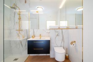 Et badeværelse på Slotvin Apartments + 22 billeder