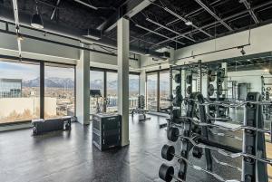 Фитнес-центр и/или тренажеры в Central Studio Apt - 65 TV - Gym - Parking