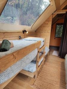 Rúm í herbergi á Lieve Agriglamping Experience