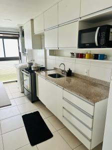 Dapur atau dapur kecil di Lindo apartamento beira mar em condomínio com piscina