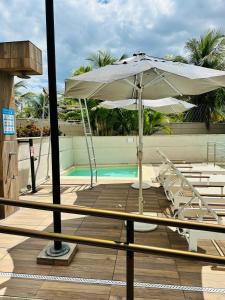 Kolam renang di atau dekat dengan Lindo apartamento beira mar em condomínio com piscina