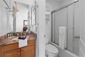 een badkamer met een toilet, een wastafel en een douche bij Lakeview Condo - Lakefront Complex, Lake Views, Heated Pool in Big Bear Lake +11 foto's