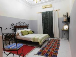 瓦尔扎扎特APPART AIGLE HOTEL的一间卧室配有一张床和红色地毯